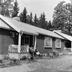 Lovö pensionärshem
Exteriör, två människor sittandes på en trappa utanför ett bostadshus.