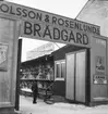 Olsson & Rosenlunds brädgård med skylt
Exteriör