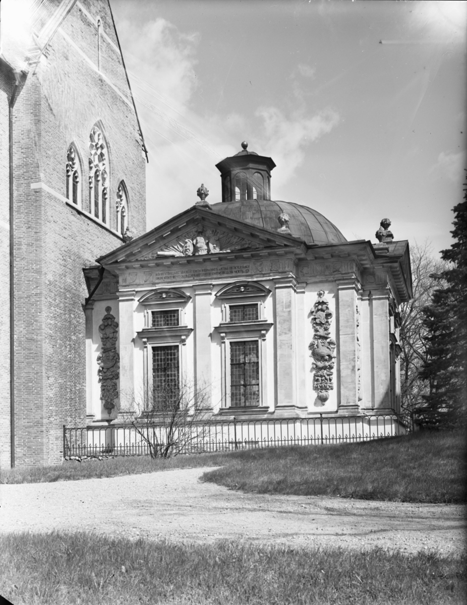 Floda kyrka, Kaggska gravkoret
Exteriör
