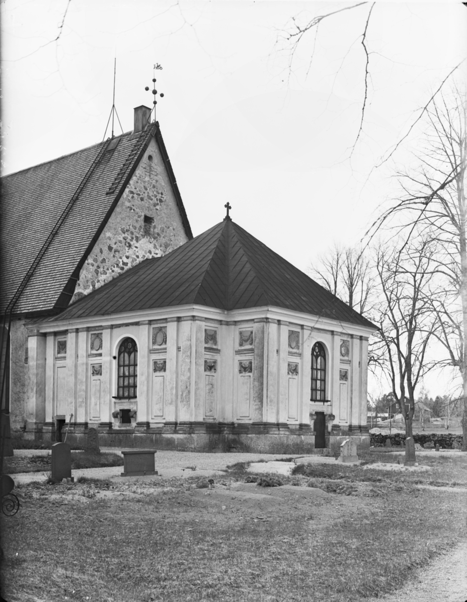 Veckholms kyrka, De la Gardies gravkor
Exteriör