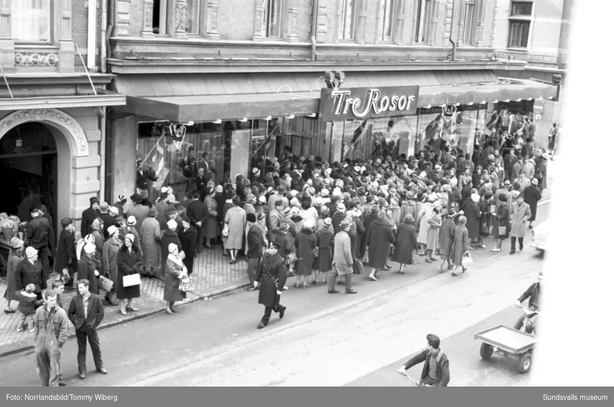 Invigning av klädbutiken Tre Rosor på Storgatan 21.