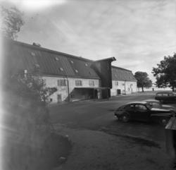 Tunnebodsmagasinet, även kallat Tunneboden, och parkeringen 