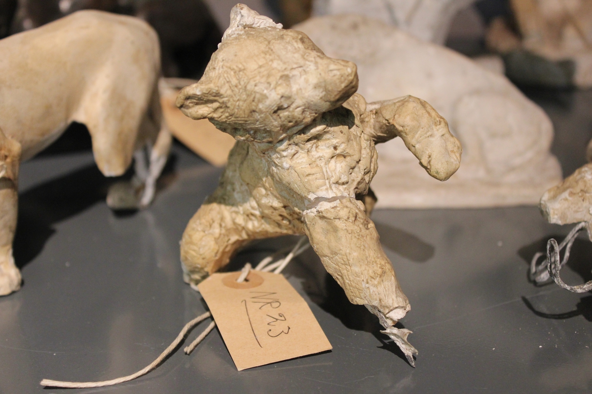 Skulptur av gips. Skisse til lekende bjørner. To stk- A står på 3 ben og B på 2 ben. Tittel: "Bjørnunger".
Bronseskulpturen etter denne ble satt på bankplassen i Flekkefjord i 1974, 90 cm. høy.