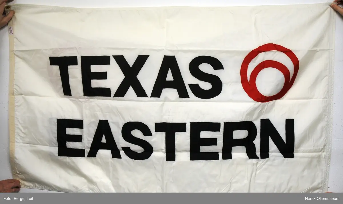 Flagg med påsydd Eastern Texas logo.