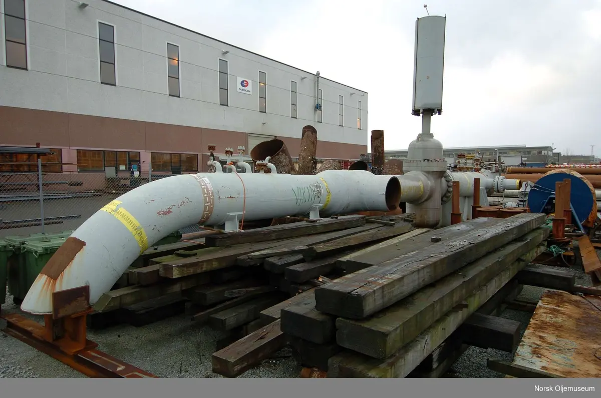 Pigstasjon med tilhørende rør og ventil, avbildet på Totals base i Dusavik.