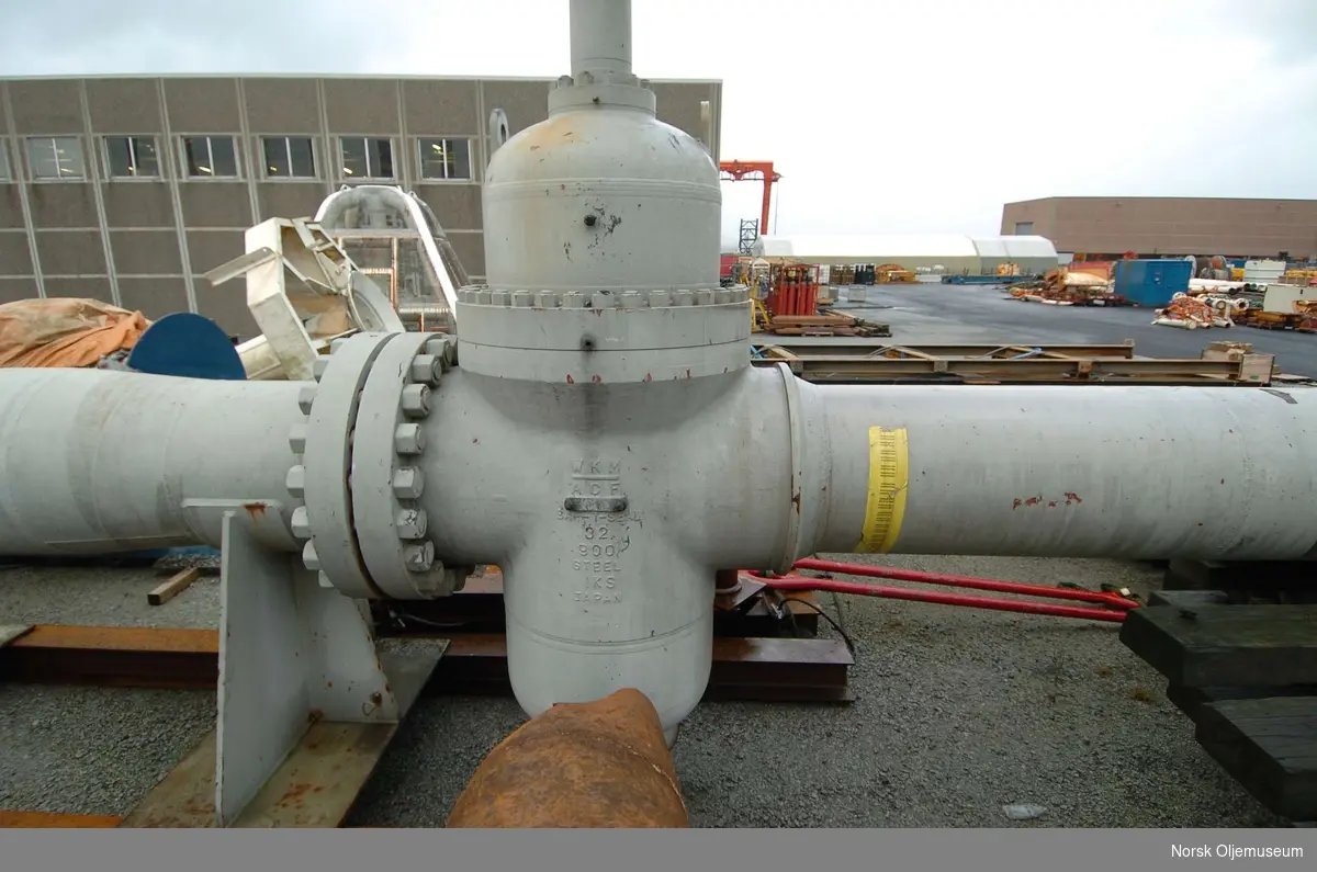 Pigstasjon med tilhørende rør og ventil, avbildet på Totals base i Dusavik.