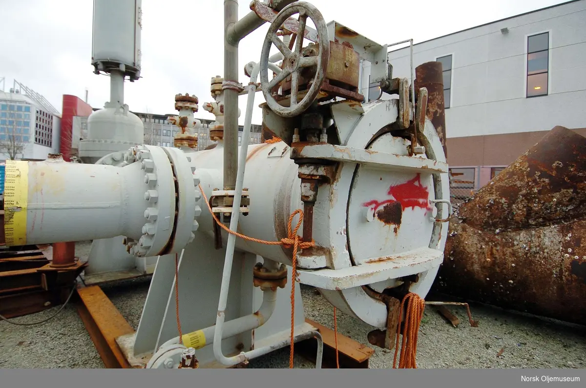 Pigstasjon med tilhørende rør og ventil, avbildet på Totals base i Dusavik.