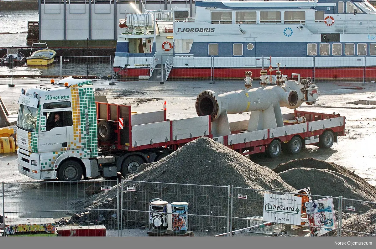 Pigstasjon med tilhørende rør og ventil, avbildet på Totals base i Dusavik.