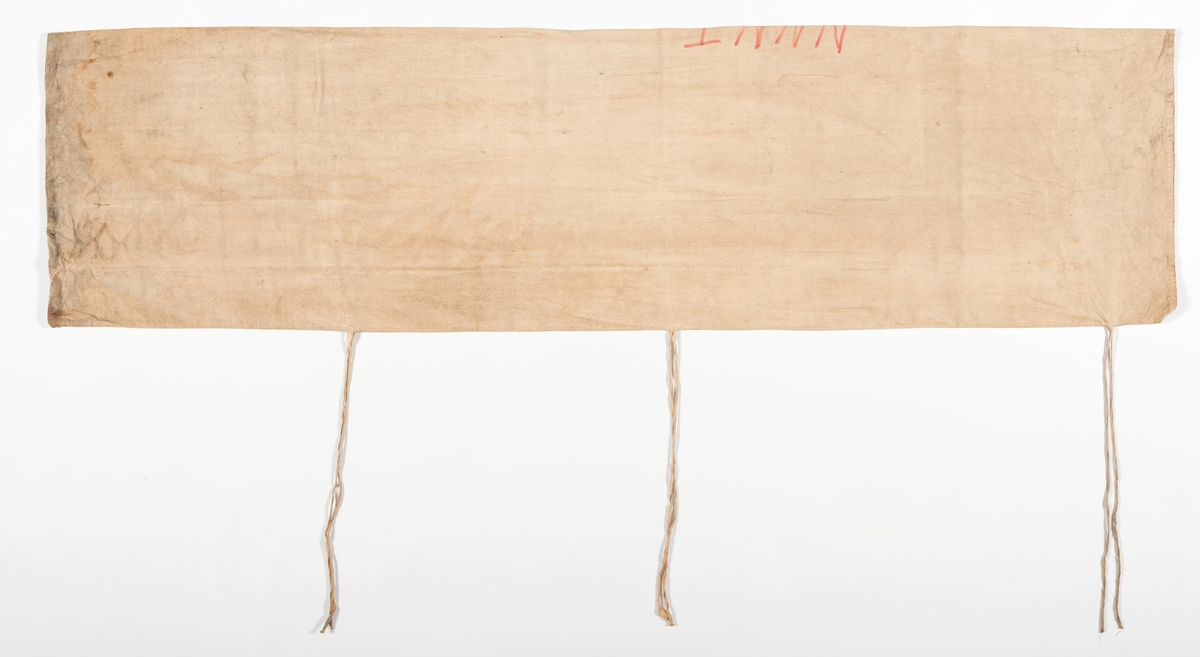 bak: NNN omkranset av laurbær