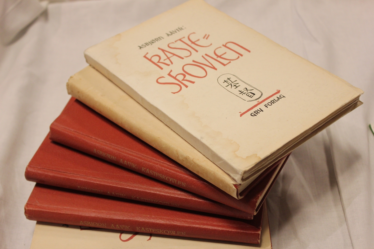 A,B,C,D,E og F. Tittel: "KASTESKOLEN". Trykket på "Gry- forlag" i Oslo i 1946.