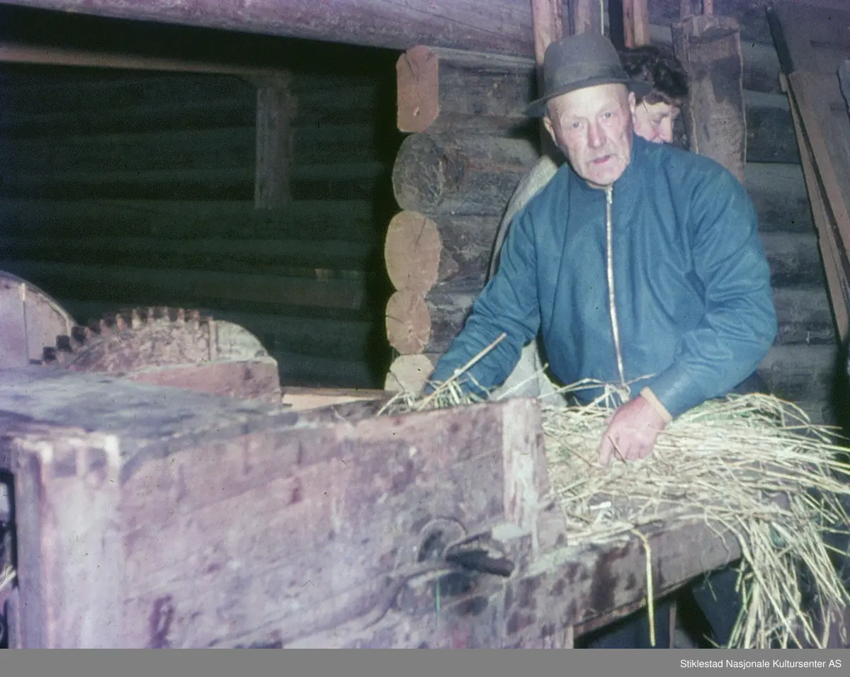 Bygningen er 17 meter lang og ca. 8 meter bred og er i to etasjer. Tømmerkassen er laftet og står på en gråsteinsmur. Taket er tekt med torv. I bygningens sørdel (i første etasje) er montert ett kjørehjul koblet til ei treske i andre etasje.