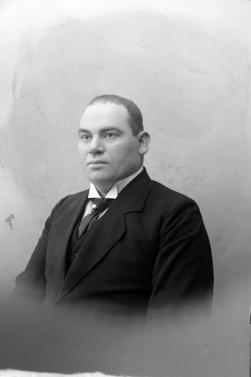 Studioportrett i halvfigur av Bertheus J. Nilsen.