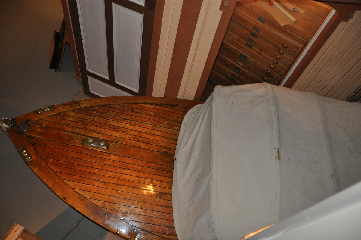 Byggeår: 1920. Kravellbygd med krysserhekk. Kravell på ribber. Åtte bordganger. Ikke styrhus, men kalesje festet til en ca. 10 cm. høy ramme rundt cockpit. Fordekk og akterdekk. Dobbeldør inn til lasterom under fordekket. Rorkult og løs benk til rormannen. Har også sideratt på bb side med kjedeoverføring til roret. En liten klappstol ved siderattet. Påmontert ett sett åregafler i messing. Sittebenker, spiler, på hver side av båten. Lite lasterom i baugen, inne i ligger en kalesje til resten av båten i grov seilduk. Motor i kasse midt i båten, FM-motor 2 hk, ikke originalmotoren. Verktøy i motorkassa: 3 skiftenøkler, 1 sparkelspade, 1 liten navar.