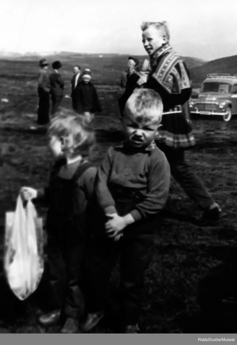 Golbma máná Áisaroaivvis.
Tre barn på Aisaroaivi.