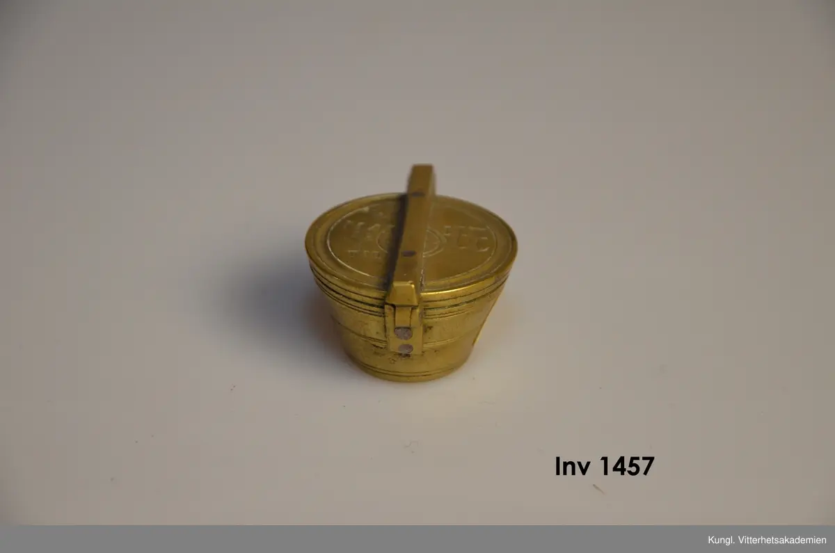 Insatsvikt med fem inneliggande  vikter med en sammanlagd vikt av 1/4 skålpund = 106,269 gram. Insatsen är krönt med årtalet 1843 datum 13/5 och justerarens initialer FM. Efter 1858 fick dessa insatsviket justeras i Sverige eftersom decimlasystemet infördes 1855. Insatsvikterna användes av resande köpmän och justerare.

Ingen proveniens eller åtkomstuppgift tillgänglig