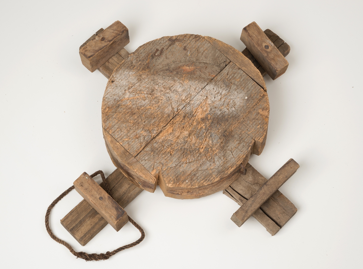 Mal til produksjon av gjorder (ringer) til hummertener. En sirkelformet trekubbe festet til et trekors, slik at det stikker ut fire armer i et kryss/ kors. Midt på hver arm er det festet en liten trekloss som danner en vegg. Mellom trekubben (sirkelen) og treklossen (veggen) er det et mellomrom hvor gjorderingene legges. Gjorderingen legges rundt treklossen (sirkelen) og holdes på plass av treklossene (veggene). En liten metallbolt er festet i treklossen. Den er festet vertikalt, front i front med den ene treklossen.