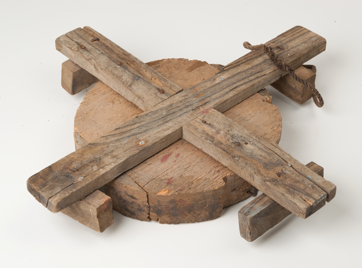 Mal til produksjon av gjorder (ringer) til hummertener. En sirkelformet trekubbe festet til et trekors, slik at det stikker ut fire armer i et kryss/ kors. Midt på hver arm er det festet en liten trekloss som danner en vegg. Mellom trekubben (sirkelen) og treklossen (veggen) er det et mellomrom hvor gjorderingene legges. Gjorderingen legges rundt treklossen (sirkelen) og holdes på plass av treklossene (veggene). En liten metallbolt er festet i treklossen. Den er festet vertikalt, front i front med den ene treklossen.