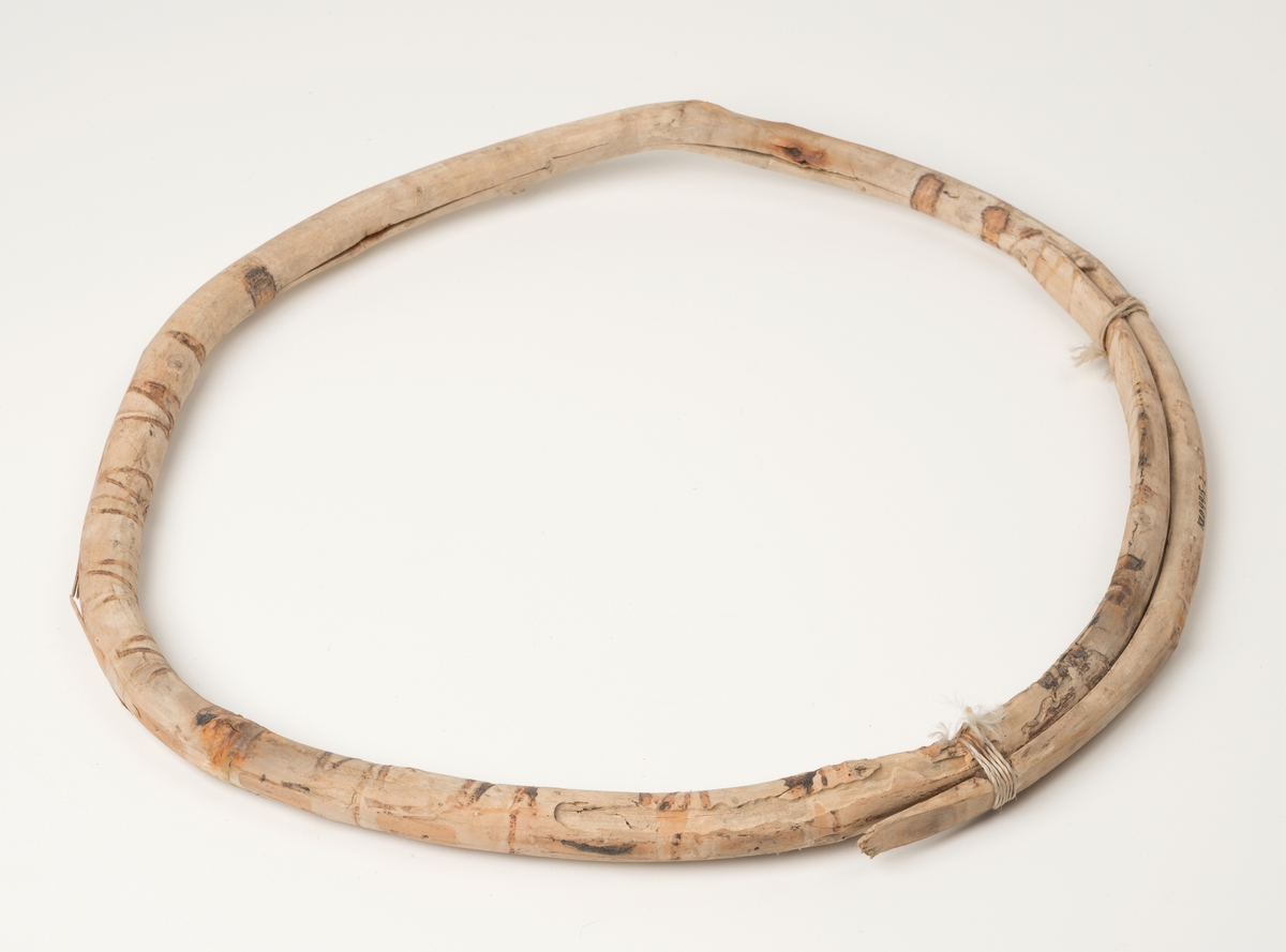 Tre gjorder. Gjord = ring til hummertene. Et barket emne av gran lagt rundt gjordemal slik at ringen blir formet. Endepunktene er ført over hverandre slik at de overlapper. Endepunktene er festet til ringen med en snor. Snora er festet så hardt at det har gnagd spor i treverket.