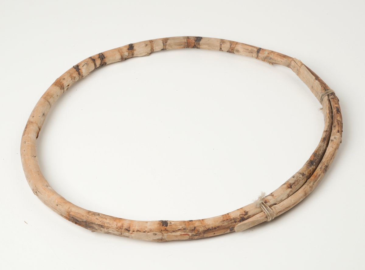 Tre gjorder. Gjord = ring til hummertene. Et barket emne av gran lagt rundt gjordemal slik at ringen blir formet. Endepunktene er ført over hverandre slik at de overlapper. Endepunktene er festet til ringen med en snor. Snora er festet så hardt at det har gnagd spor i treverket.