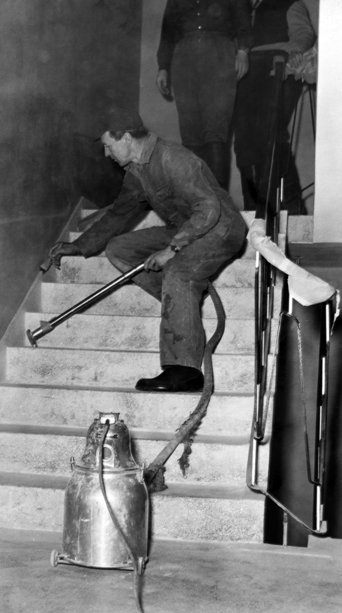 Arthur Thorbergsen gjør rent i trappen på "Håndverkernes Hus".