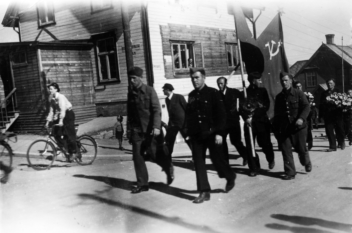 Løslatte "russefanger" marsjerer med blomster og sovjetiske flagg opp Skolegata, i 1945.