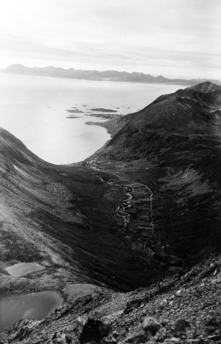 Dalsdalen på Grytøya, fotografert fra fjellet og nedover.