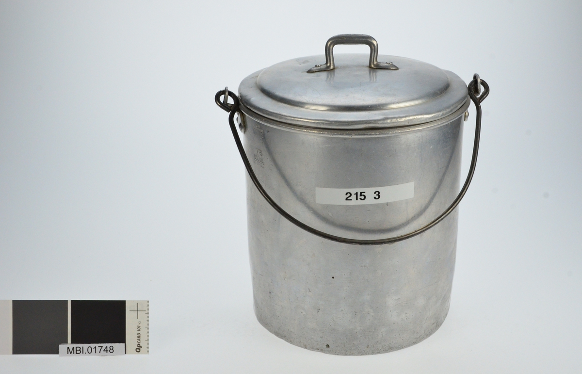Aluminiumspann med aluminium lokk og bøyle av jern.