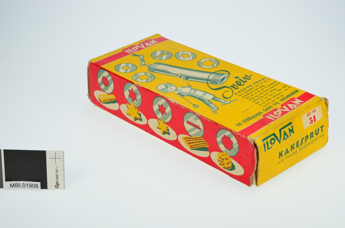 Kakesprut embalasje i tre deler: Bunn, innlegg og lokk. merket med MBI.01908-8
MBI.01908-9 og MBI.01908-10.