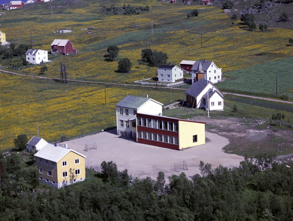 Flyfoto av Alvestad skole og Grøtavær kirke.