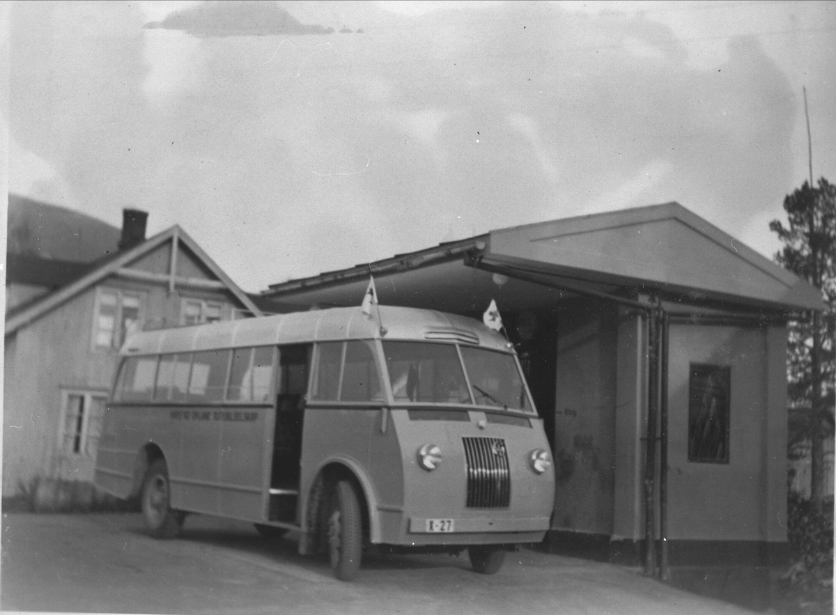 HORBs buss X-27, fotografert ved en bensinstasjon.