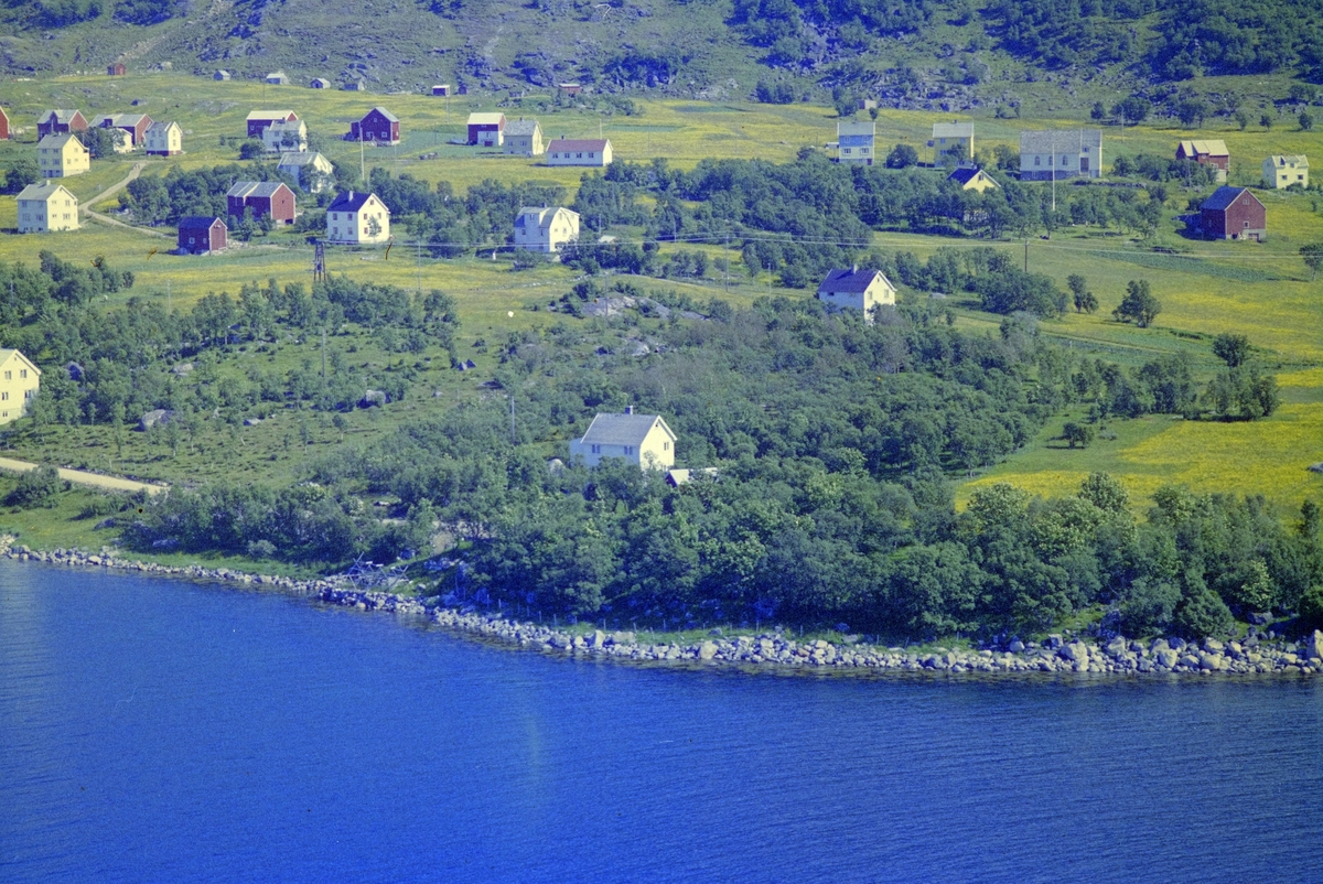 Flyfoto fra Grøtavær. Sommerfjøser i bakkant av bildet.