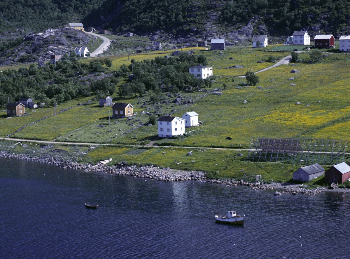 Flyfoto av Grøtavær. Fiskehjeller og naust i forgrunnen.