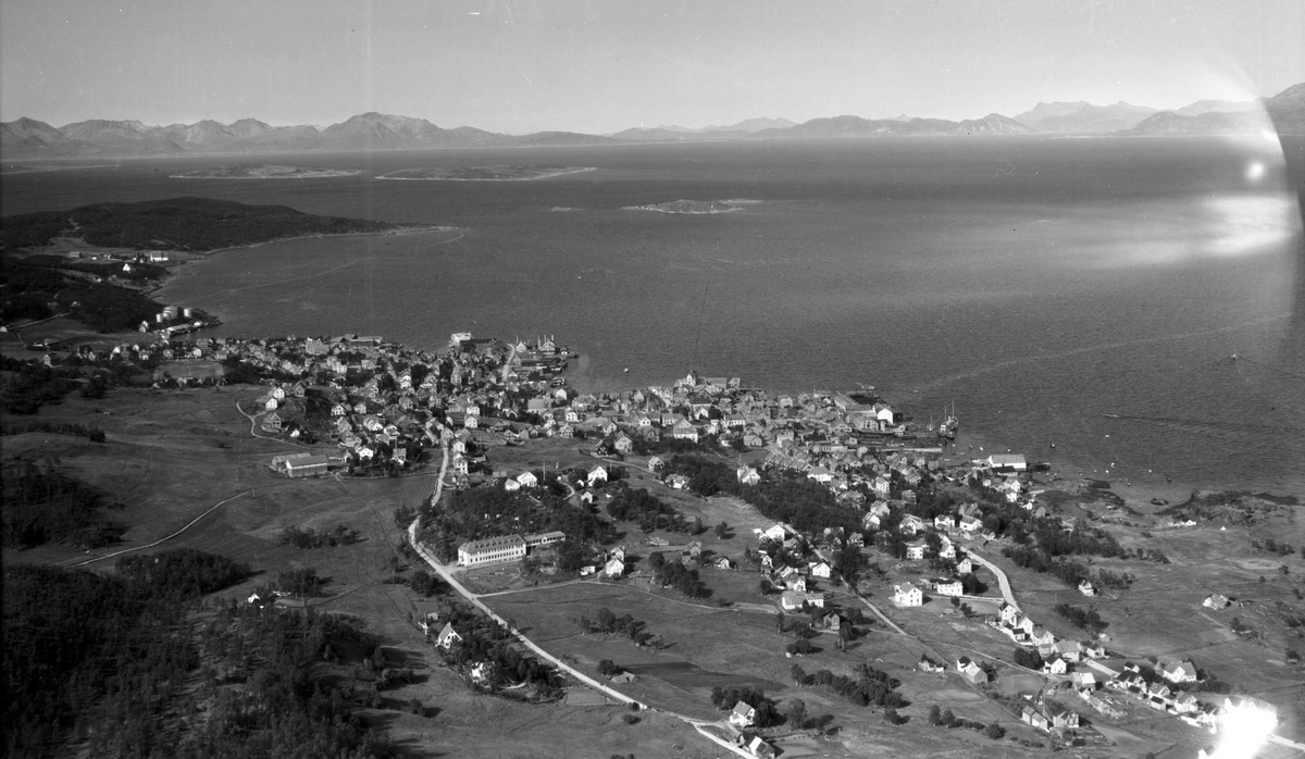 Flyfoto av Seljestad og byen, fotografert mot nord, en gang før krigen.