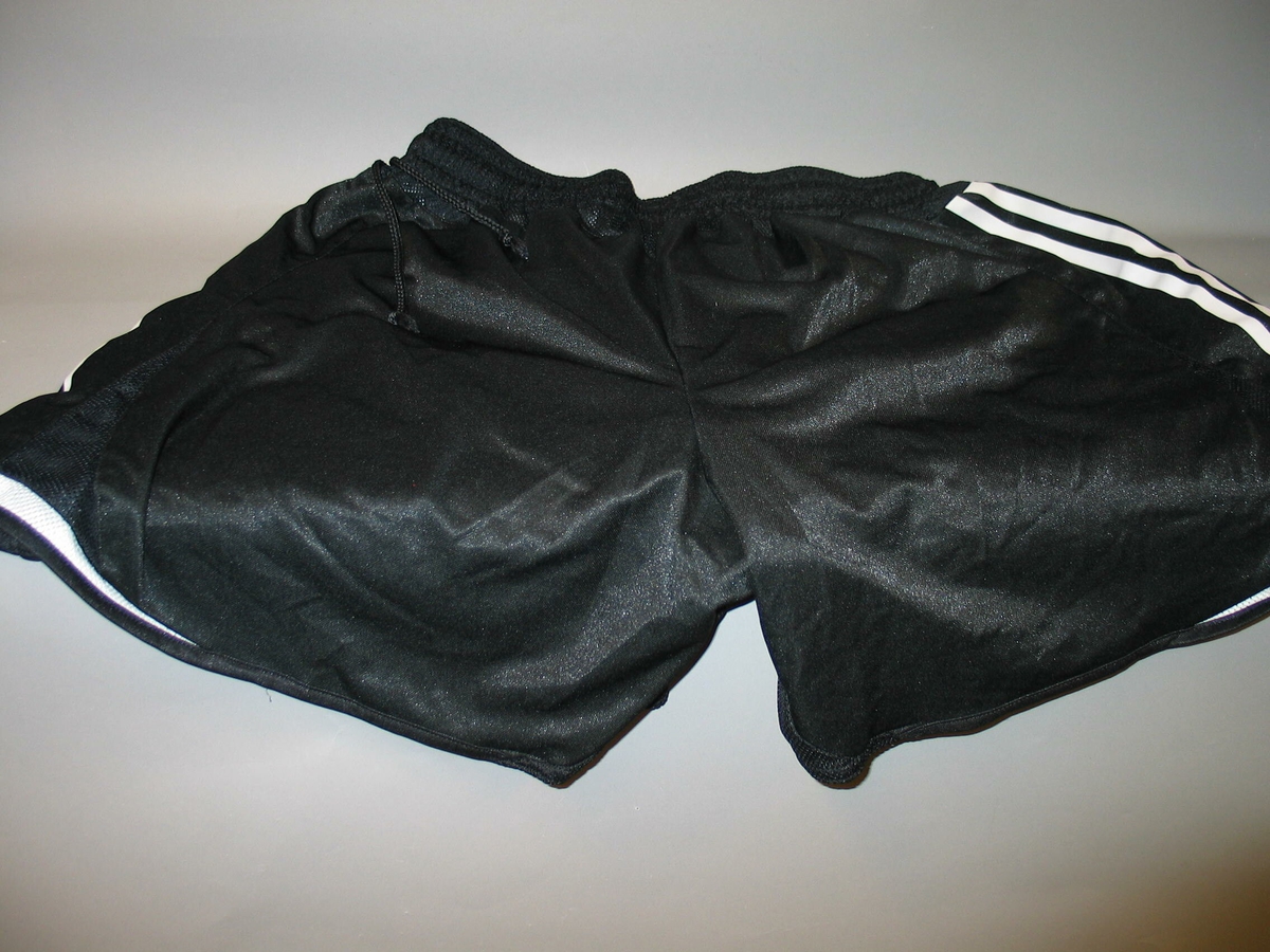 Trøye nr 19, shorts nr 20, ett par strømper. Strømpene er hvite med Shell-logo. 