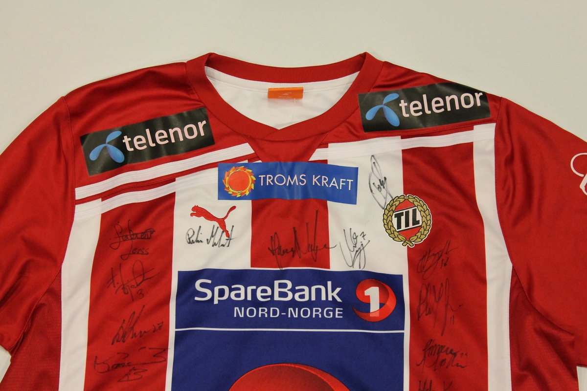 Spillertrøye fra Tippeligaen 2011. Tromsø IL. Signert av troppen. 23 navnetrekk. Størrelse L