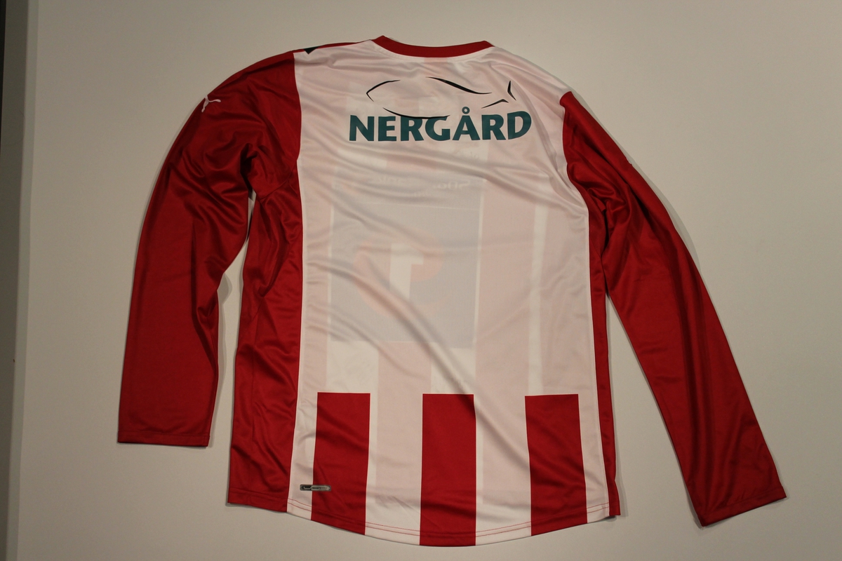 Spillertrøye fra Tippeligaen 2011. Tromsø IL. Signert av troppen. 23 navnetrekk. Størrelse L