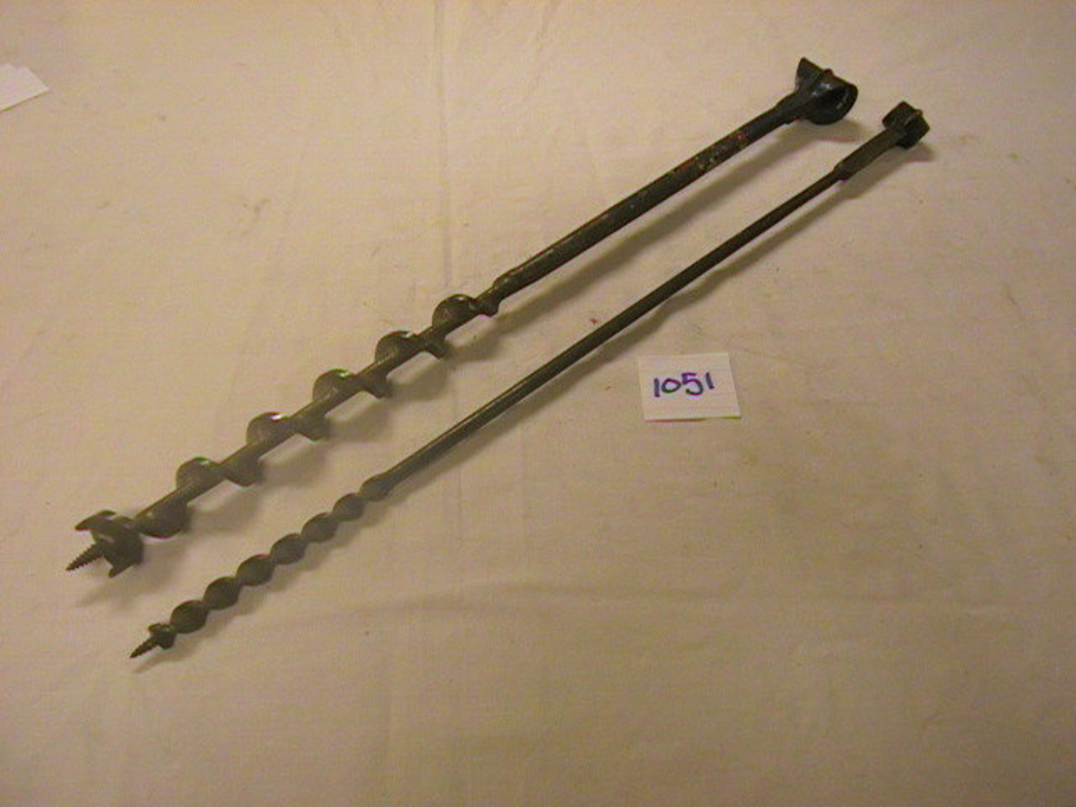 Form: stang med vridd tupp og hult hode
