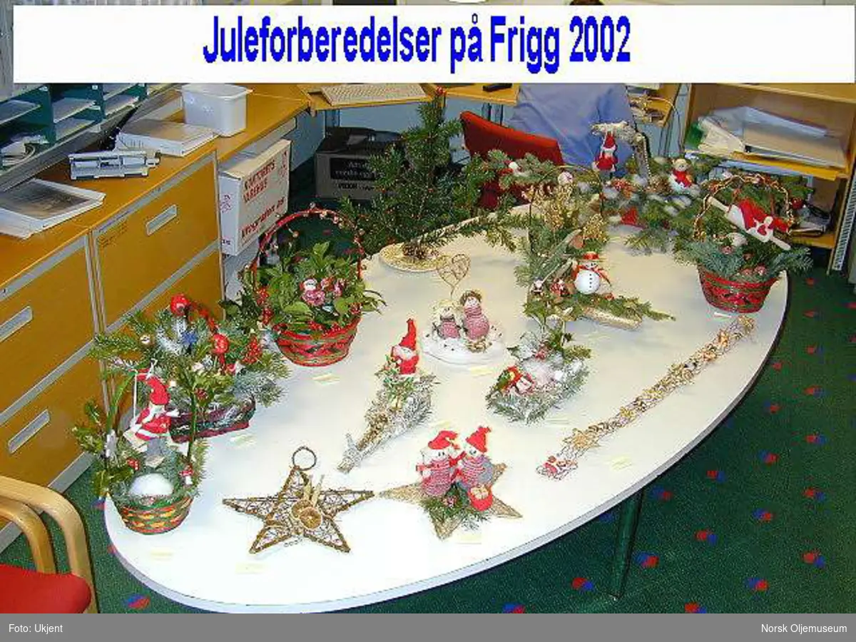 Julen 2002.  Julepynten er funnet fram og klargjort for den store høytid.