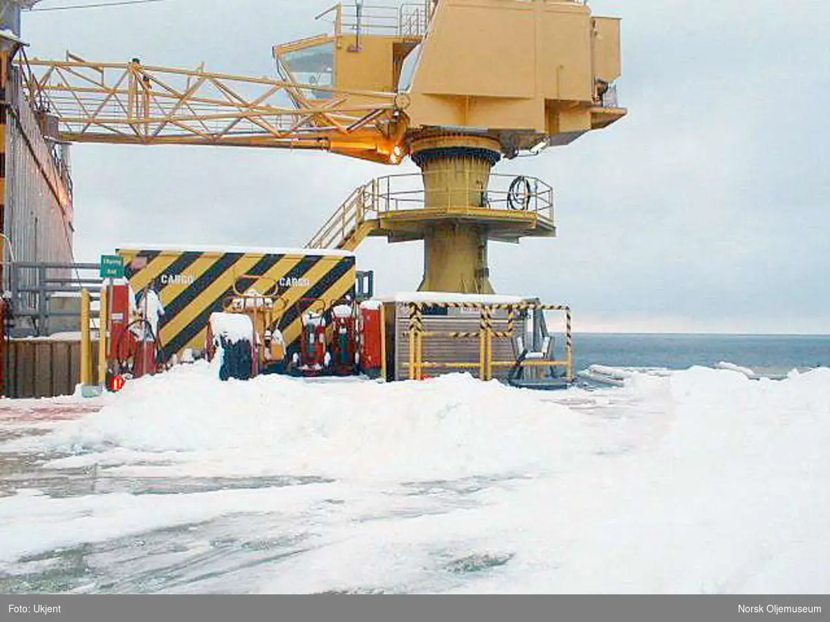 Vinter på Friggfeltet.  Snø i store mengder på helidekket til QP-plattformen.  Helikopterhangaren skimtes så vidt helt til venstre i bildet.