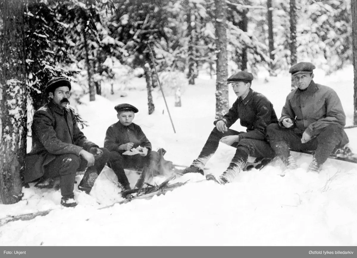 Skogsarbeid i Trosterud-skogen i Rømskog, 1914. Hvil i arbeidet - rundt bålet.