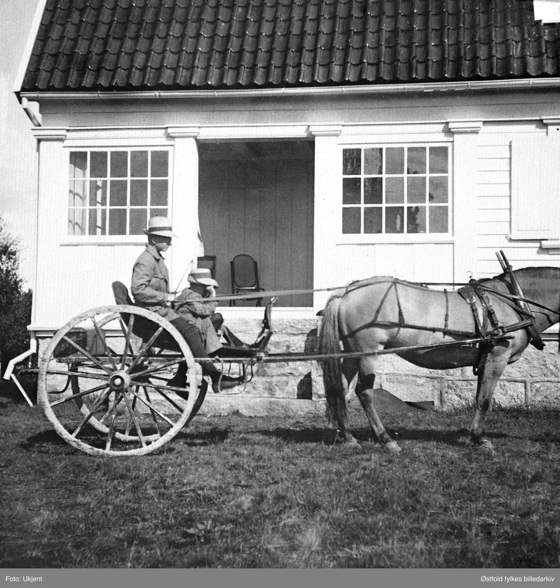Brødrene Thomas og Axel Stang oppe i karjolen, Nes i Rømskog, 1910.