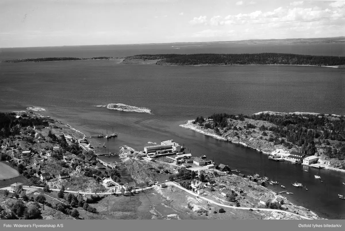 Oversiktsbilde og flyfoto fra Engelsviken i Onsøy ved Fredrikstad, 1949.