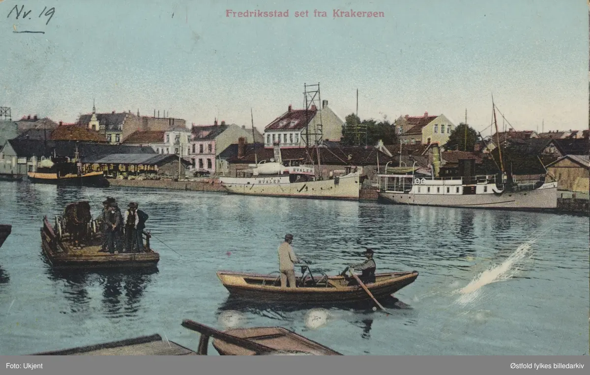 Fisketorvet i Fredrikstad sett fra Kråkerøy. ca. 1900-10.
Trekkferge med hest og jherre, robåt som ferger over mann med sykkel., M/S Hvaler ligger ved kai. 
M/S Hvaler gikk i rute på Hvalerøyene og Fredrikstad i nesten 90 år – fra den ble bygd på A/S Fredrikstad mek. Verksted i 1892 og fram til 1979.