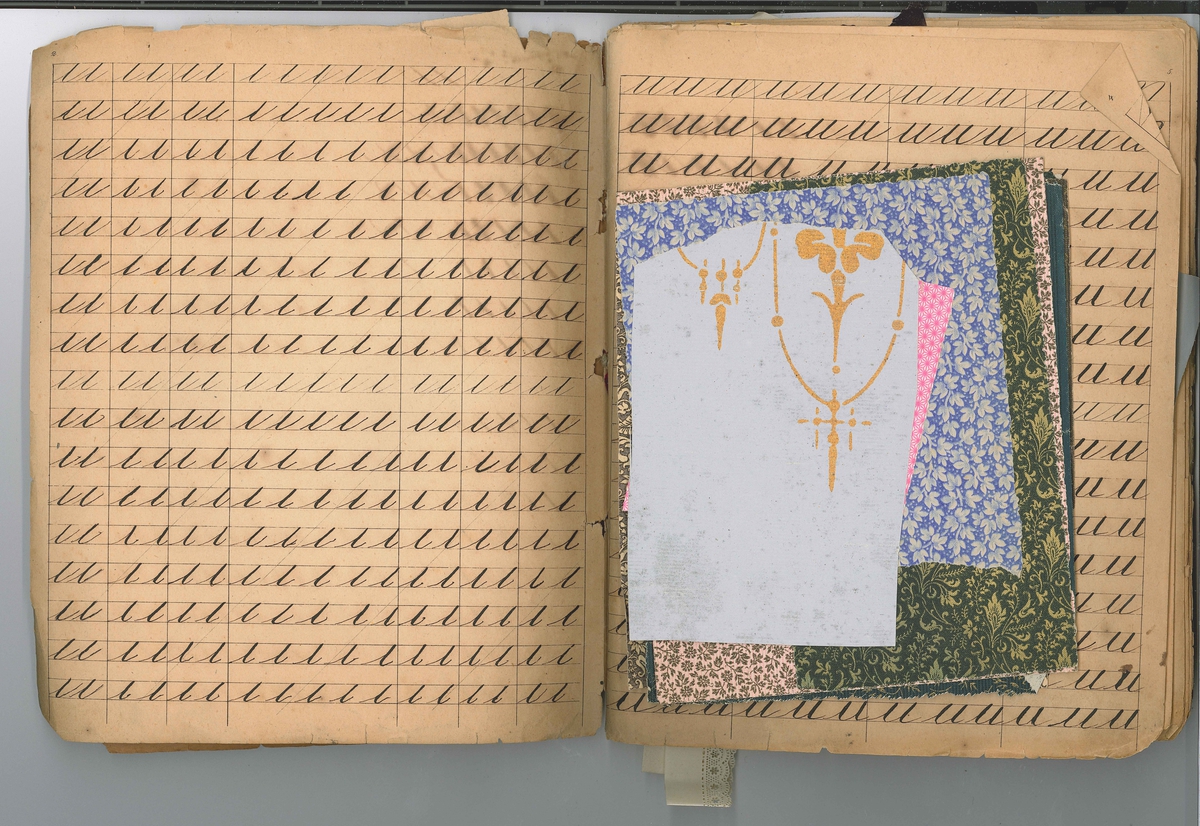 Ei skrivebok der ein har lagt sorterte haugar med dekorert papir, stoff, papirblonder o.a. i ulike fargar og mønster mellom sidene. Det er også silkepapir og heilt tynne ark i sølv og gull. Haugane er sorterte etter fargar og mønster. Skriveboka er utskriven med handskrift.