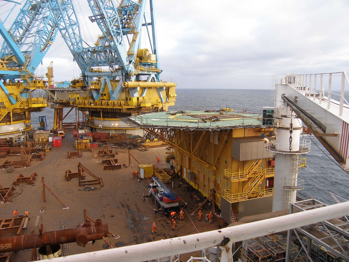 DP 2 plattformen er under demontering, og de enkelte moduler kan  løftes bort etter et nøye gjennomført planleggingsarbeide.
Her har kranfartøyet Saipem 7000 plassert modul M14 med helikopterdekk og det hele ned på sitt store dekk, før det i neste omgang skal fraktes til Stord for videre opphogging og gjenvinning.
