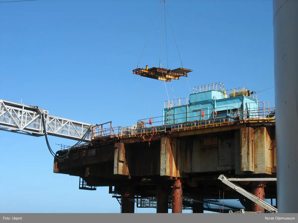 En seksjon fra  CDP1- Concrete Drilling Platform 1, løftes her bort og plasseres på dekket til kranfartøyet Saipem 7000, som senere skal frakte det hele til Stord for videre opphogging og gjenvinning.