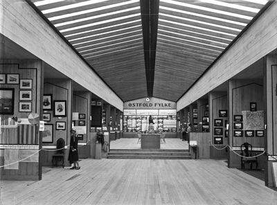 utstilling, Østfoldutstillingen,oversiktsbilde, utstillingshallØstfoldutstillingen i Sarpbsborg 1930.
Østfold fylkesutstilling i samarbeid med Sarpsborg kommune og Østfold landbruksselskap (100 år) og de andre Østfoldbyene. 
I alt ti avdelinger for skogbruk, landbruk, industri, husflid, osv. Også kulturhistorisk utstilling på Borgarsyssel Museum.
