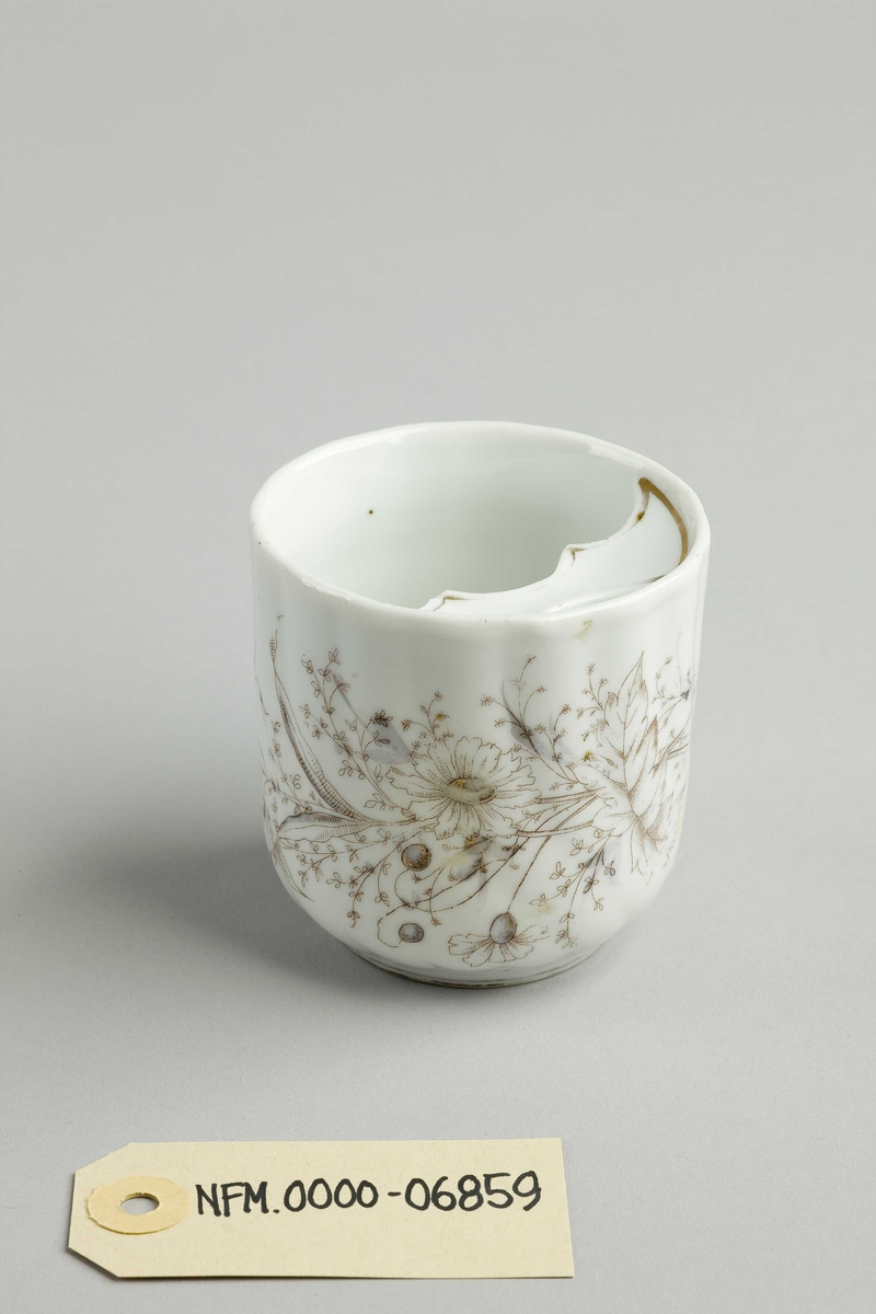 Kopp som har hatt hank. Oppi er det festa ein plate i same materiale.