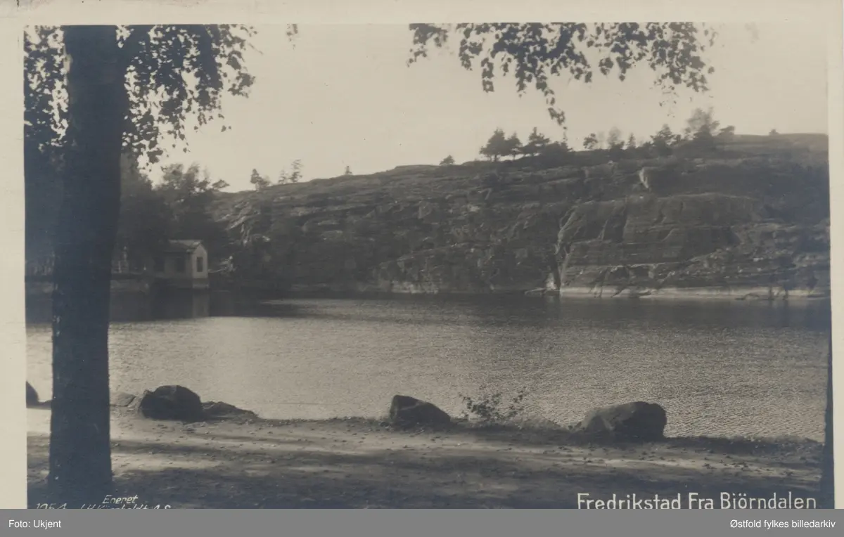 Bjørndalen, Fredrikstad med dam og damhus.  Postkort ca. 1908. 

Bjørndalsdammene, tre kunstige vannbasseng i Bjørndalen, bygd i årene 1872-88 for å sikre byens vannforsyning. Fra 1908 ble vann overført til midtre (2.) dam fra Tvetervannet i Skjeberg, slik at dammenes funksjon først og fremst ble å tjene som trykkbasseng. Dammene har  ikke lenger noen tilknytning til byens vannverk.

Del av Fredrikstadmarka.