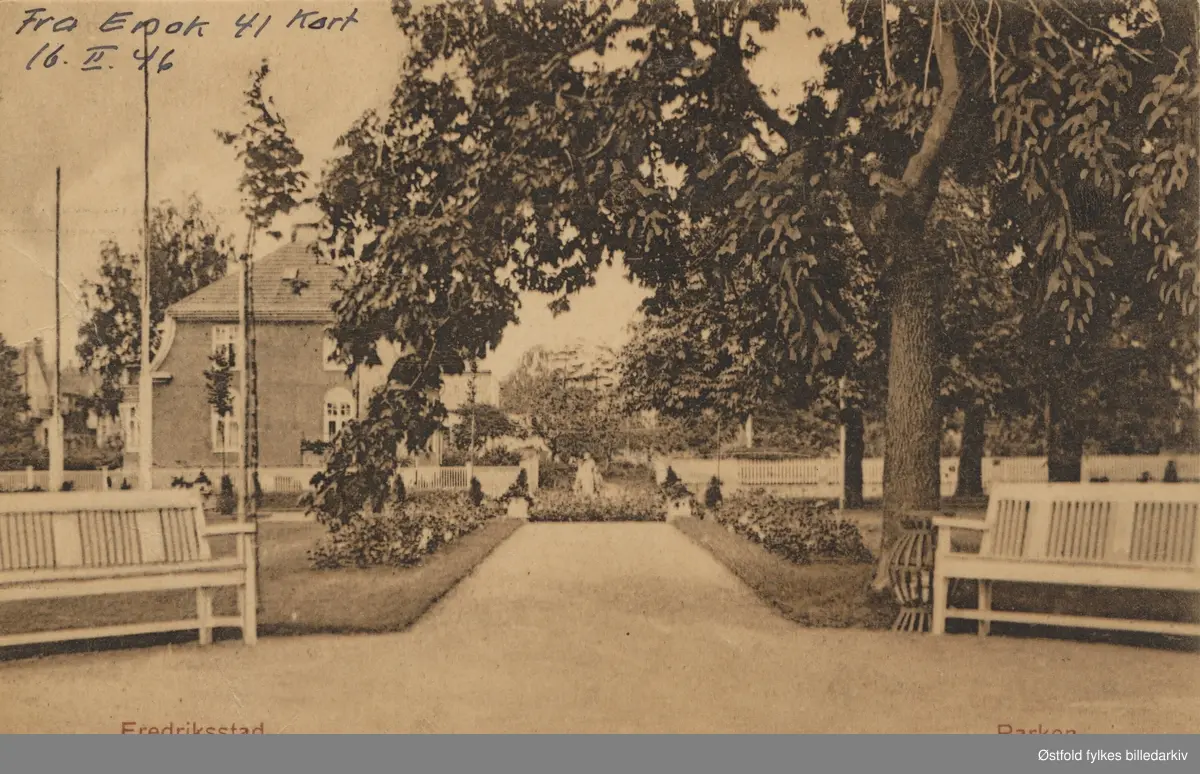 Cicignonparken i Fredrikstad.  Den eldste delen ble anlagt i 1918. (Kilde: Fredrikstad Byleksikon)

Sjømannsparken i Fredrikstad,  1916 og ble tatt i anledningen åpningen av parken som fant sted i 1916. Husene og parken ble oppkjøpt av kommunen i 1915. Fra 1915 og fram til 1931 var Ferjestedsveien (begge bygninger) benyttet som Fredrikstad Kommunes Administrasjonsbygg. Både ordfører, rådmann og den berømte bysekretær Karl Arnesen, populært kalt ByKarl) hadde sine kontorer i hovedbygget. Parken var i sin tid hage for for det hus som ligger i parken, som ble bygget som Prestebolig , men Brukseier Halvor Bjørneby benyttet huset og hagen som bolig og kontor.  
I 1931 flyttet Sjømanns- og Navigasjonsskolen (kalt sjømannsskolen) inn i lokalene.  Fra 1980 og fram til 1985 var bygningene i Ferjestedsveien tilholdssted og kontorer for Fredrikstad Kommunes kulturkontor med Arne Kr. Sollid som kultursjef.
(Aage Dedekam 2015)